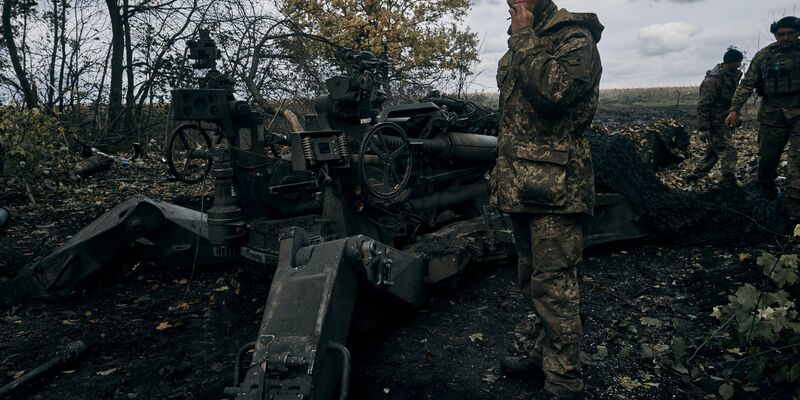 Ein ukrainischer Luftwaffenpilot neben einem Su-25-Erdkampfflugzeug auf einem Stützpunkt in der Ostukraine. - Foto: Libkos/AP/dpa
