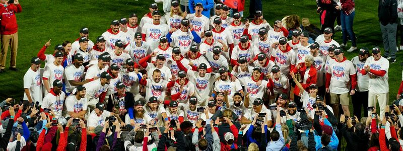 Die Philadelphia Phillies jubeln nach dem Sieg. - Foto: Matt Rourke/AP/dpa