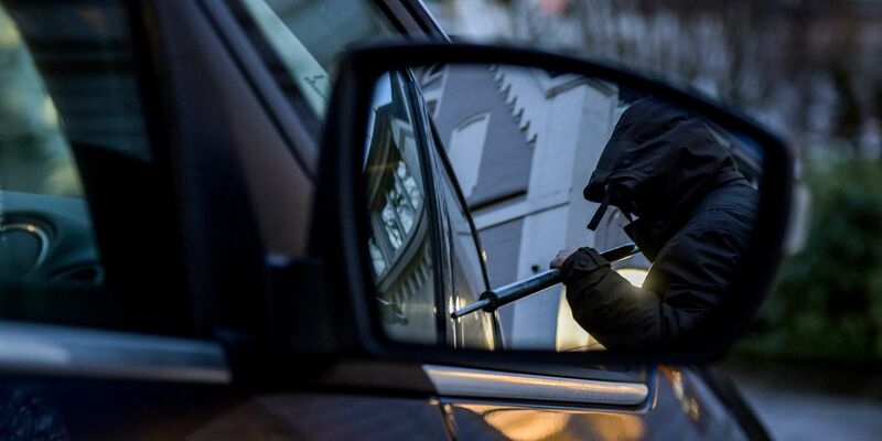 In Deutschland sind wieder mehr Autos gestohlen worden (Symbolbild). - Foto: Axel Heimken/dpa