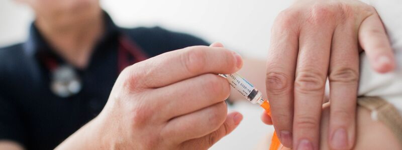 Es gibt eine Impfung, die zuverlässig vor einer Erkrankung mit Polio schützt (Symbolbild). - Foto: Julian Stratenschulte/dpa