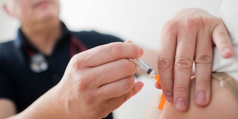 Gegen Polio kann man geimpft werden - nun wurden in Deutschland wieder Polio-Wildviren im Abwasser nachgewiesen. (Symbolbild) - Foto: Julian Stratenschulte/dpa