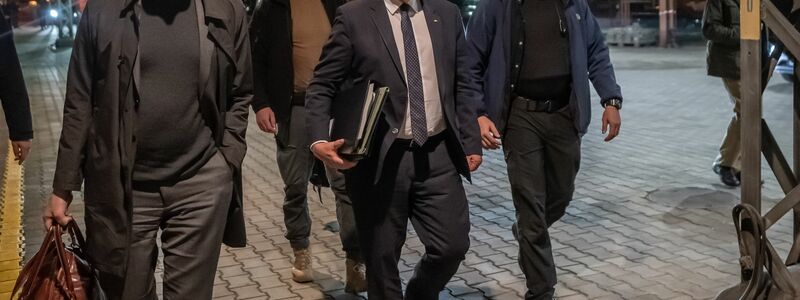 Nächtliche Reise ins Kriegsgebiet: Bundespräsident Steinmeier im Zug nach Kiew. - Foto: Michael Kappeler/dpa