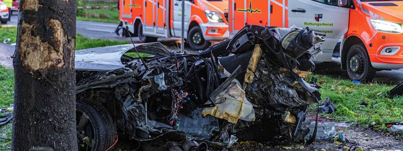 Das völlig zerstörte Autowrack nach dem Unfall in Rheurdt. - Foto: Arnulf Stoffel/dpa