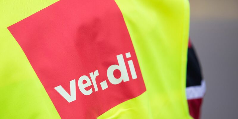 Verdi fordert im Einzelhandel mindestens 2,50 Euro mehr pro Stunde. - Foto: Tom Weller/dpa