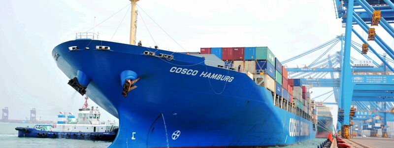 Der Frachter «Cosco Hamburg» liegt im Containerhafen der chinesischen Stadt Qingdao. - Foto: Yufangping/SIPA Asia via ZUMA Wire/dpa