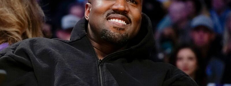 Der Rapper Kanye West bei einem Basketballspiel in Los Angeles. - Foto: Ashley Landis/AP/dpa