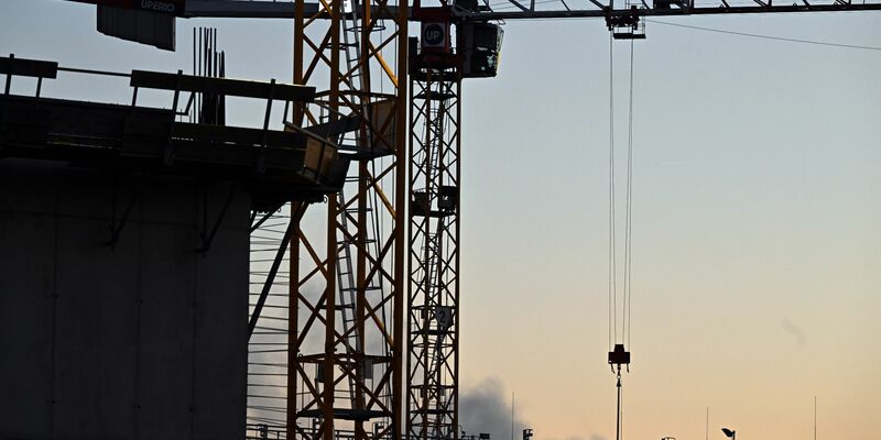 Ein Kran auf einer Baustelle. Es wird gebaut, aber weniger als zuvor. - Foto: Federico Gambarini/dpa