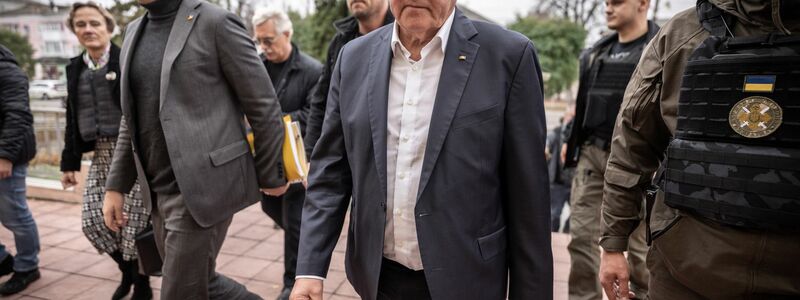 Bundespräsident Frank-Walter Steinmeier ist von Kiew nach Tschernihiw weitergereist. - Foto: Michael Kappeler/dpa