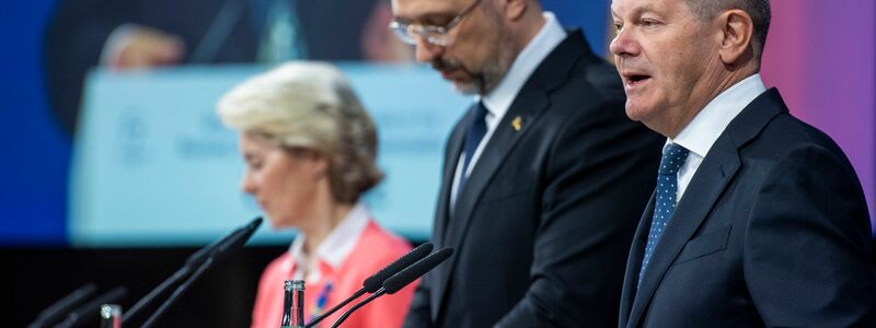Bundeskanzler Olaf Scholz spricht bei der Expertenkonferenz in Berlin - neben ihm der  ukrainische Ministerpräsident Denys Schmyhal (M) und EU-Kommissionspräsidentin Ursula von der Leyen. - Foto: Christophe Gateau/dpa
