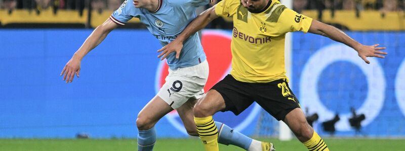 Manchesters Erling Haaland (l) kämpft gegen Dortmunds Emre Can um den Ball. - Foto: Bernd Thissen/dpa
