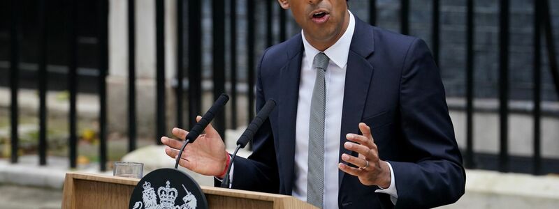 Großbritanniens neuer Premierminister Rishi Sunak hält eine Rede vor der 10 Downing Street. - Foto: Gareth Fuller/PA Wire/dpa