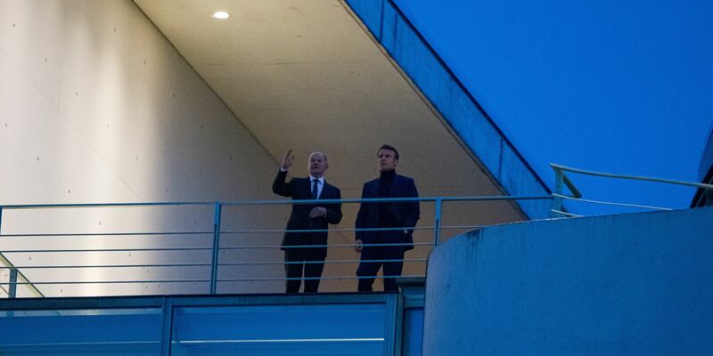 Bundeskanzler Olaf Scholz ( r) und der französische Präsident Emmanuel Macron. - Foto: Fabian Sommer/dpa