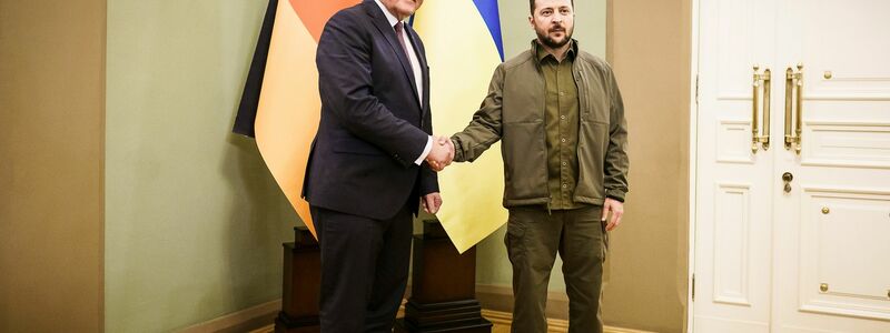 Bundespräsident Frank-Walter Steinmeier trifft den ukrainischen Präsidenten Wolodymyr Selenskyj in Kiew. - Foto: Jesco Denzel/Bundespresseamt/dpa