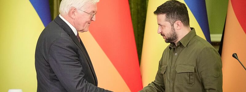 Handschlag: Bundespräsident Frank-Walter Steinmeier (l) und der ukraininische Präsident Wolodymyr Selenskyj in Kiew. - Foto: Michael Kappeler/dpa