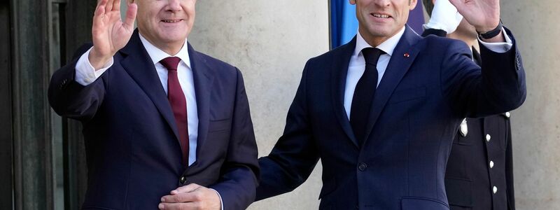 Winkend vor dem Elyséepalast: Emmanuel Macron (r) und Olaf Scholz. - Foto: Christophe Ena/AP/dpa