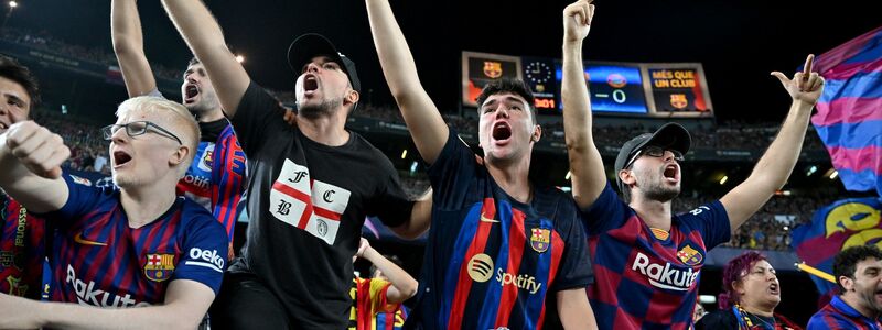 Barcelona-Fans zeigen ihren Unmut mit ausgestrecktem Mittelfinger. - Foto: Peter Kneffel/dpa
