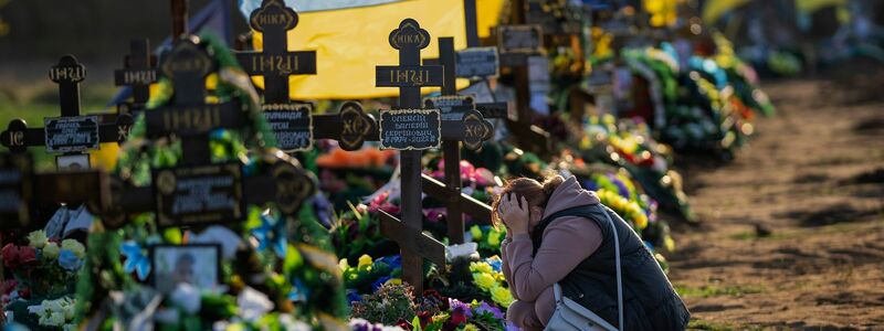 Die 50-Jährige Tamara trauert auf einem Friedhof in Mykolajiw um ihren einzigen Sohn, der bei einem russischen Bombenangriff getötet wurde. - Foto: Emilio Morenatti/AP/dpa