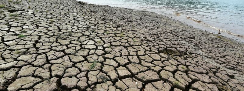 Ein ausgetrocknetes Flussbett liegt frei, nachdem der Wasserstand des Jangtse-Flusses gesunken ist. Unsere Erde befindet sich einem Forscherteam zufolge derzeit schon bei Alarmstufe Rot. - Foto: Uncredited/CHINATOPIX/AP/dpa