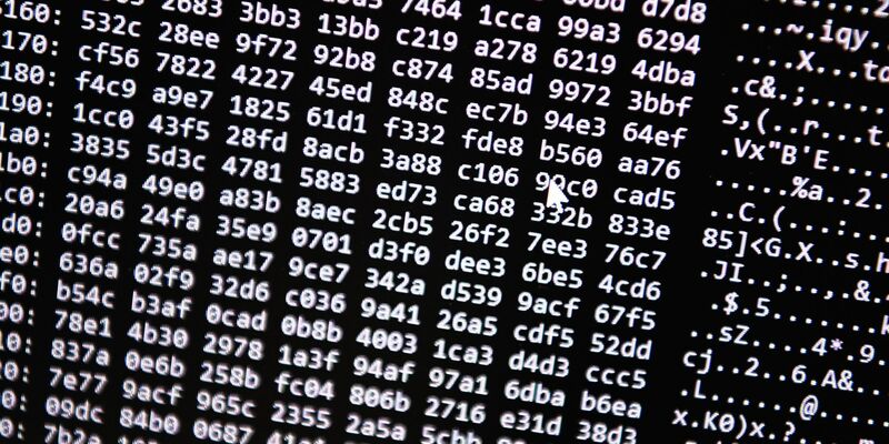 Ein Zahlencode läuft in der Zentralstelle Cybercrime Bayern (ZCB) über einen Bildschirm. - Foto: Nicolas Armer/dpa