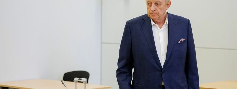 Alfons Schuhbeck, Koch und Unternehmer, kommt vor Prozessbeginn als Angeklagter in den Gerichtssaal im Landgericht München I. - Foto: Matthias Balk/dpa