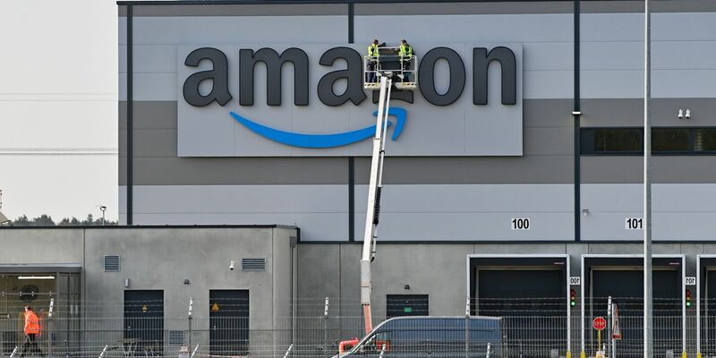 Amazon reagiert auf die Runde teils kräftiger Gehalts- und Tarifsteigerungen in der deutschen Wirtschaft. - Foto: Patrick Pleul/dpa