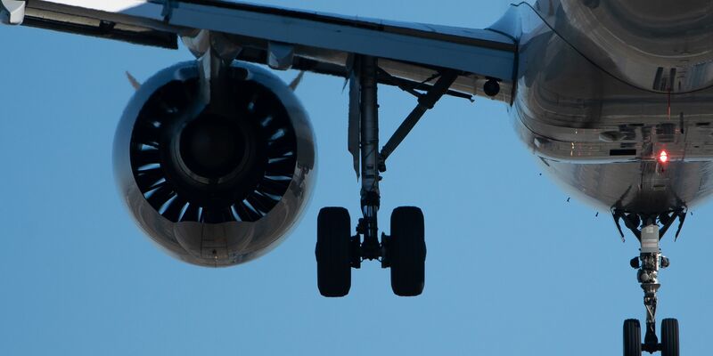 Mitarbeiter entdeckten in einem Fahrwerkschacht eines Flugzeugs eine Leiche. - Foto: Silas Stein/dpa
