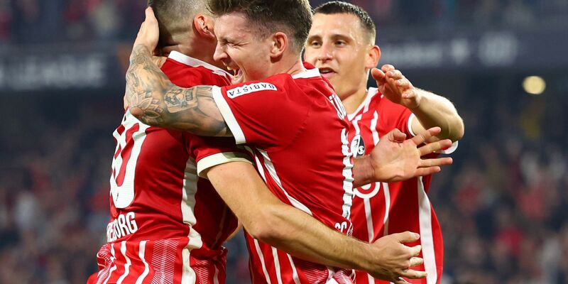 Mit einem Hattrick in der ersten Halbzeit der Matchwinner für Freiburg: Michael Gregoritsch (l). - Foto: Tom Weller/dpa
