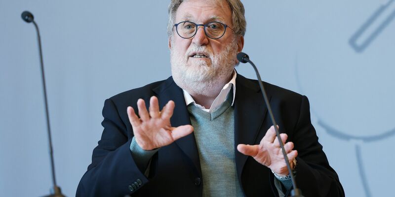 Thomas Mertens, der Vorsitzende der Ständigen Impfkommission (Stiko), gibt sein Amt auf. - Foto: David Young/dpa