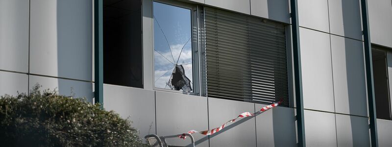 Unbekannte verübten am frühen Freitagmorgen einen Brandanschlag auf eine geplante Asylunterkunft in Bautzen. An der Fassade sind Brandspuren und eingeworfene Fenster zu sehen. - Foto: Paul Glaser/dpa