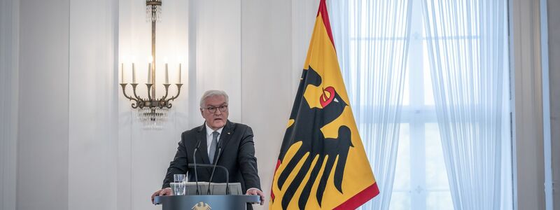 Bundespräsident Frank-Walter Steinmeier während seiner Rede beim Staatsakt zu «75 Jahre Grundgesetz». - Foto: Michael Kappeler/dpa