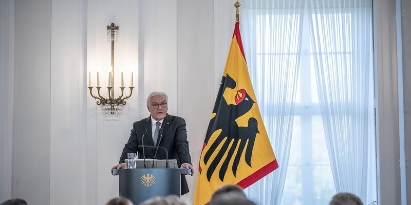 Bundespräsident Frank-Walter Steinmeier während seiner Rede beim Staatsakt zu «75 Jahre Grundgesetz». - Foto: Michael Kappeler/dpa