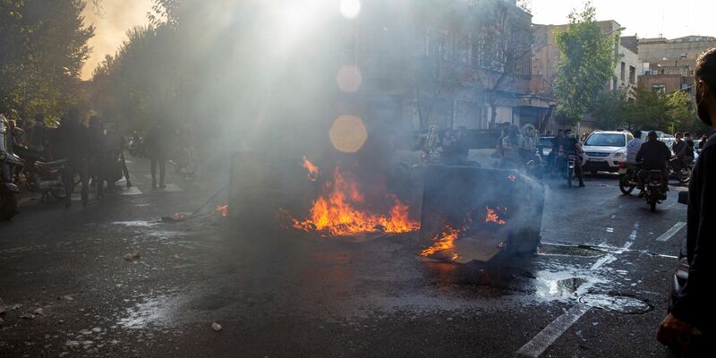 Der Tod der jungen Kurdin Mahsa Amini trifft einen Nerv und bringt im Iran die schwersten Proteste seit Jahrzehnten ins Rollen. - Foto: Uncredited/AP/dpa