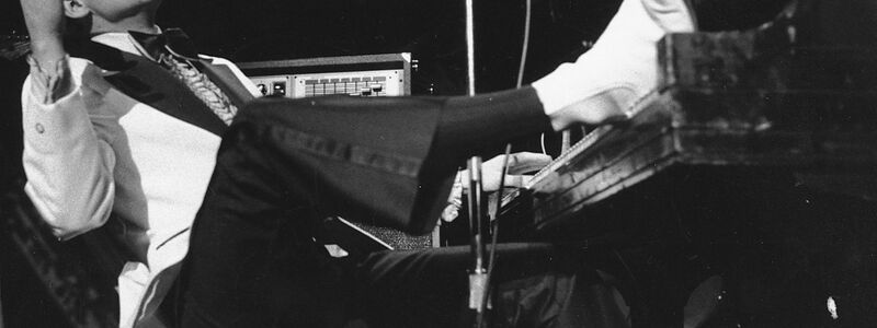 Jerry Lee Lewis nimmt bei einem Konzert im New Yorker Madison Square Garden (1975) ganz entspannt den Applaus der Fans entgegen. - Foto: Rene Perez/AP/dpa