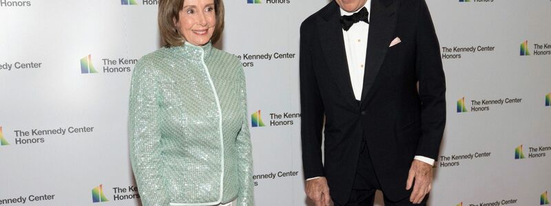 Nancy Pelosi, Sprecherin des US-Repräsentantenhauses, und ihr Ehemann Paul Pelosi bei einer Veranstaltung in Washington. - Foto: Kevin Wolf/AP/dpa