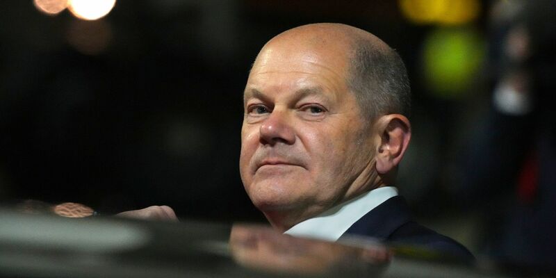 Bundeskanzler Olaf Scholz (l, SPD) kommt zum Start einer zweitägigen Reise auf dem militärischen Teil des Flughafens Berlin Brandenburg BER an und steigt aus einer Limousine. - Foto: Soeren Stache/dpa