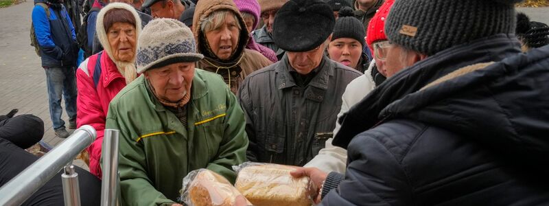 Die Anwohner von Bachmut stehen in einer Schlange, um kostenloses Brot von Freiwilligen zu erhalten. - Foto: Efrem Lukatsky/AP/dpa