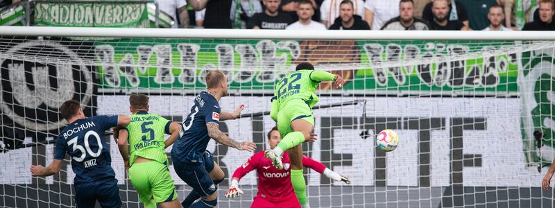 Viele Zweikämpfe prägten das Spiel zwischen Wolfsburg und Bochum. - Foto: Swen Pförtner/dpa