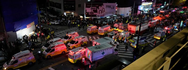 Bei der Tragödie in Seoul waren 142 Rettungsfahrzeuge im Einsatz. - Foto: Lee Jin-Man/AP/dpa