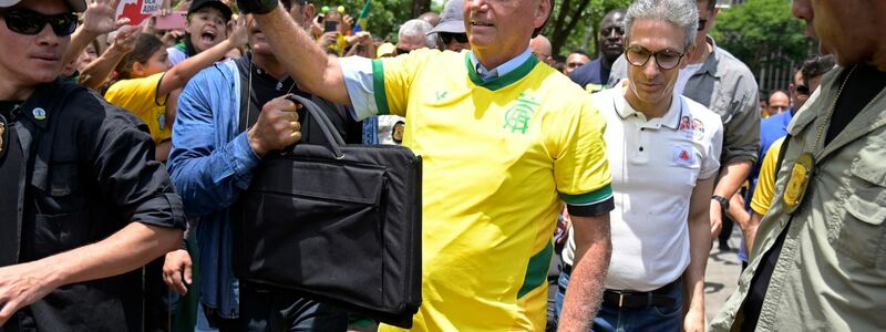 Der brasilianische Präsident Bolsonaro tritt in einer Stichwahl gegen den ehemaligen Präsidenten Lula da Silva an. - Foto: Yuri Laurindo/AP/dpa