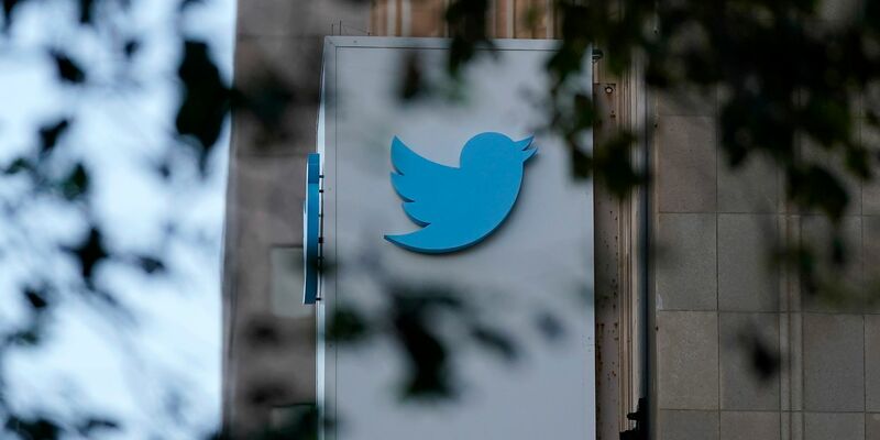 Logo an der Twitter-Firmenzentrale in San Francisco. - Foto: Jeff Chiu/AP/dpa