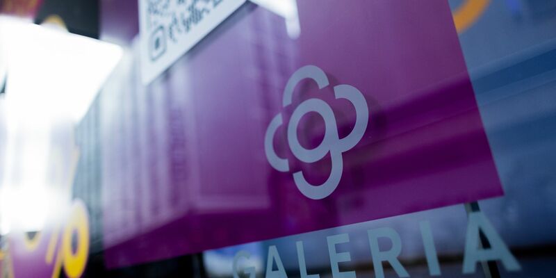 Blick auf das neue Logo des Warenhauskonzerns Galeria Karstadt Kaufhof. - Foto: Rolf Vennenbernd/dpa