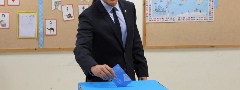 Ministerpräsident Jair Lapid gibt seine Stimme ab. - Foto: Jack Guez/Pool AFP/dpa