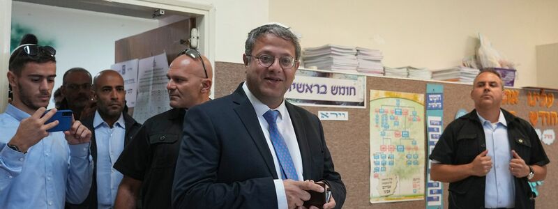 Itamar Ben-Gvir, Vorsitzender der  rechtsextremen Partei Otzma Yehudit, kommt zur Stimmabgabe in der Westjordanland-Siedlung Kiryat Arba. - Foto: Tsafrir Abayov/AP/dpa