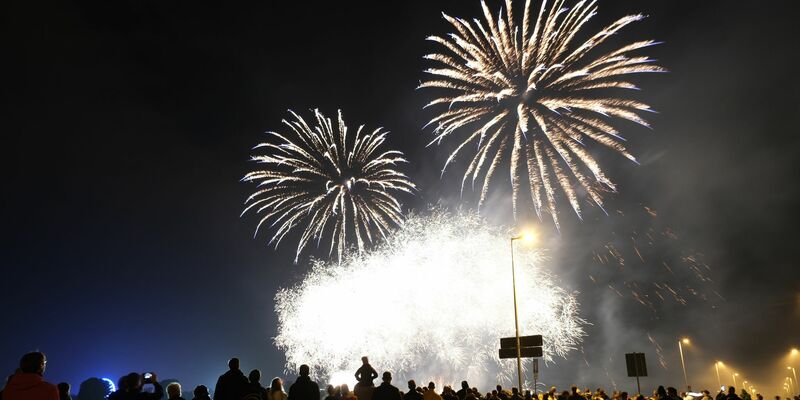 Viele Menschen sind laut einer Umfrage keine Fans vom großen Böllern und Raketenzünden an Silvester. - Foto: Sebastian Willnow/dpa
