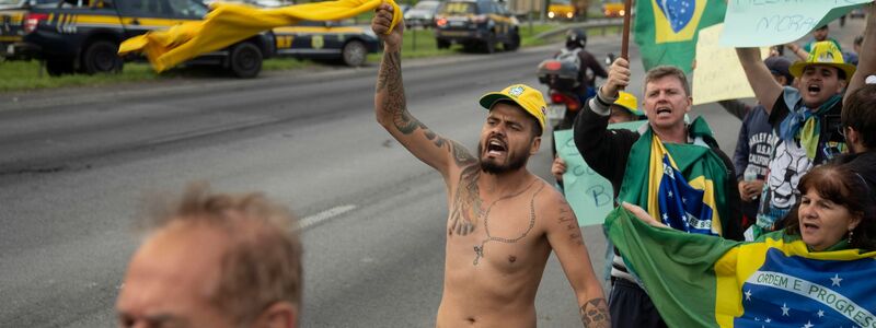 Anhänger von Bolsonaro protestieren am Rande einer Autobahn gegen seine Niederlage bei der Präsidentschaftswahl. - Foto: Victor R. Caivano/AP/dpa