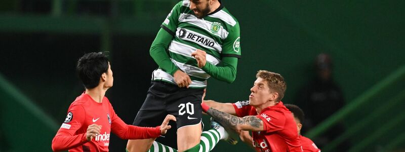 Paulinho von Sporting Lissabon springt höher als die Frankfurter Daichi Kamada (l) und Kristijan Jakic. - Foto: Arne Dedert/dpa
