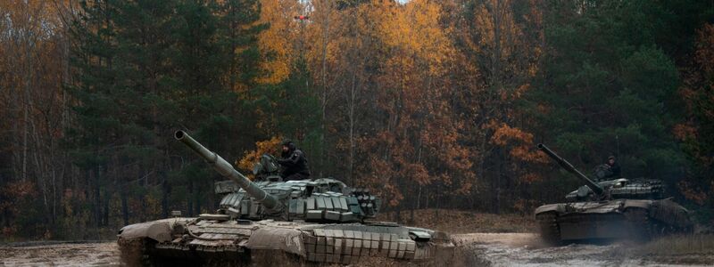 Ukrainische Soldaten führen in Tschernihiw mit erbeuteten russischen T-72 Panzern eine militärische Übung durch. - Foto: Aleksandr Shulman/AP/dpa