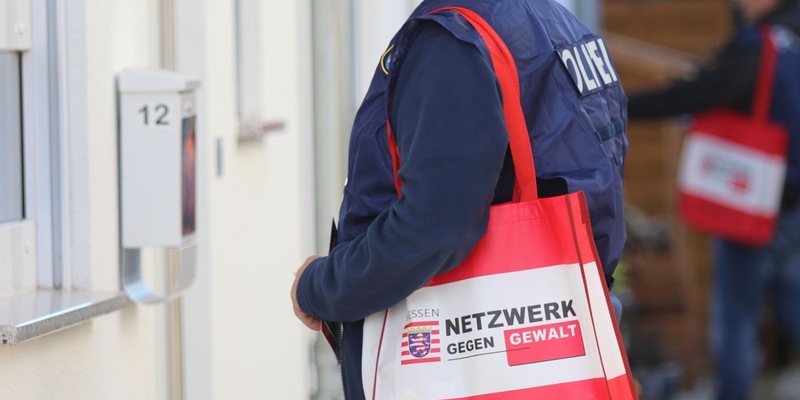 FW-MH: PKW gerät auf Parkplatz in Brand - Foto: presseportal.de