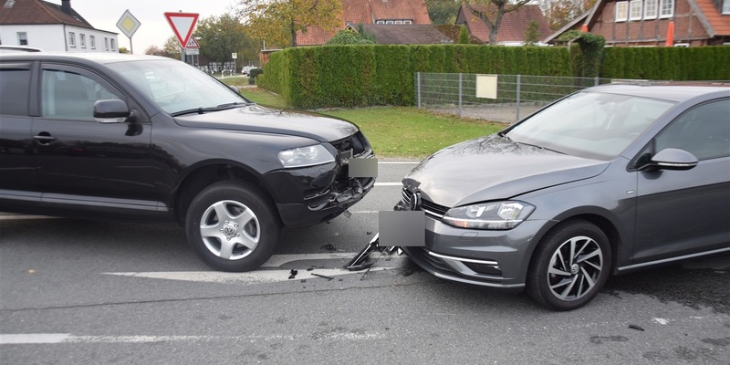 POL-HF: Verkehrsunfall - Opel überschlägt sich - Foto: presseportal.de