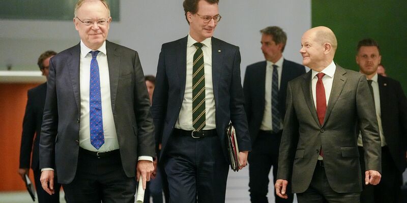 Die Ministerpräsidentenkonferenz im vergangenen Dezember - in Berlin beraten die Ministerpräsidenten der Länder erneut mit Bundeskanzler Olaf Scholz. - Foto: Kay Nietfeld/dpa